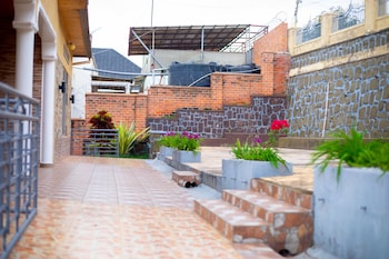 inviting 6 bedrooms apartment in kigali