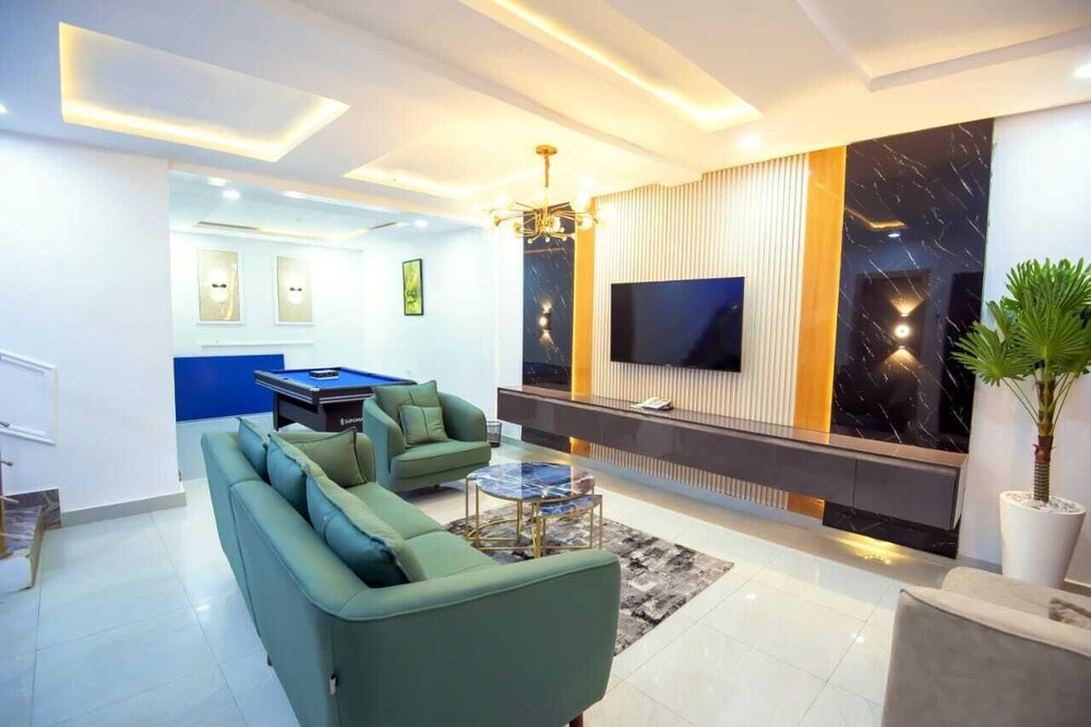iris gold apartments