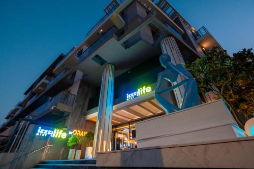 izzzi lifemint apart hotel