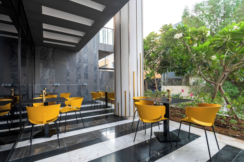 izzzi lifemint apart hotel
