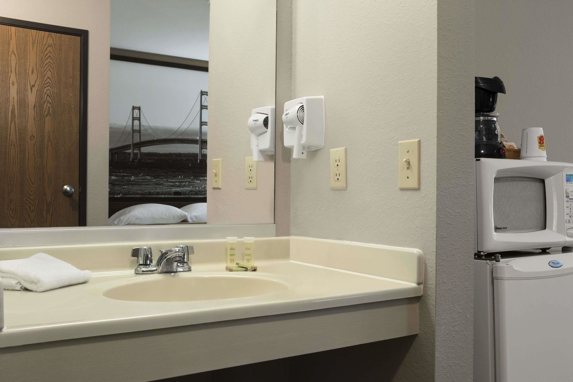 Super 8 By Wyndham Manistee,Manistee>>Ludington,2 star