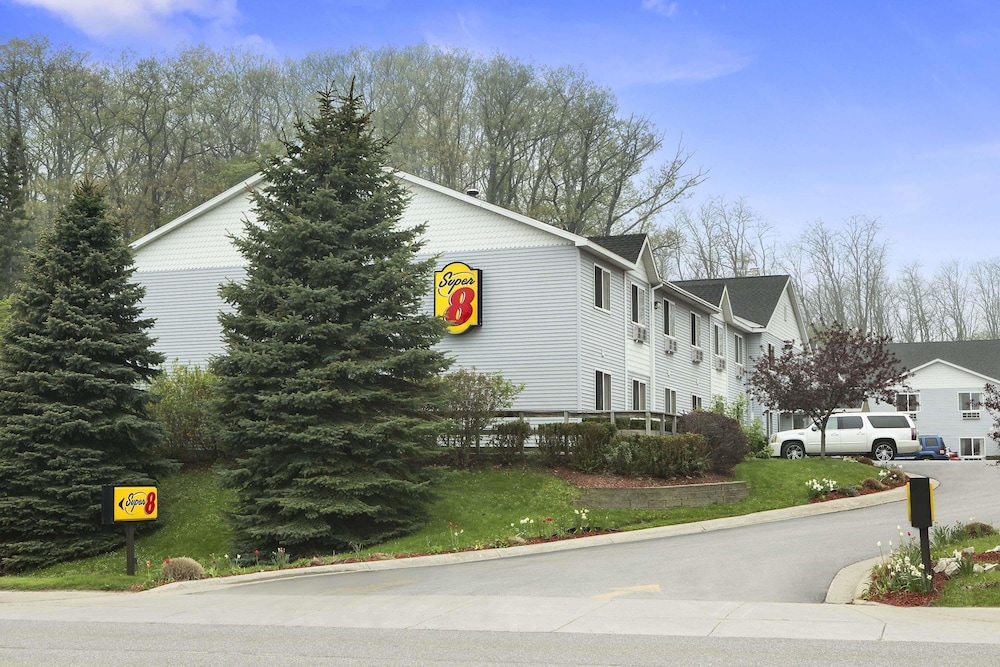 Super 8 By Wyndham Manistee,Manistee>>Ludington,2 star