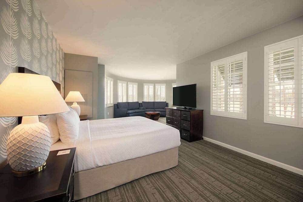 jamaica bay inn marina del rey tapestry collection by hilton
