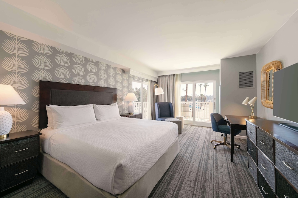 jamaica bay inn marina del rey tapestry collection by hilton