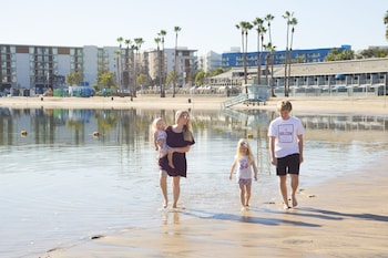 jamaica bay inn marina del rey tapestry collection by hilton