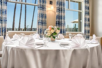 jamaica bay inn marina del rey tapestry collection by hilton