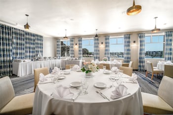 jamaica bay inn marina del rey tapestry collection by hilton