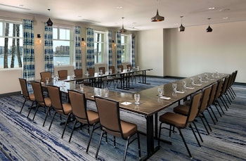 jamaica bay inn marina del rey tapestry collection by hilton