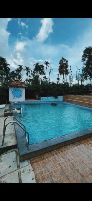 karapuzha lakeshore resort