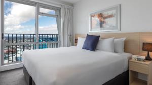 auckland harbour suites