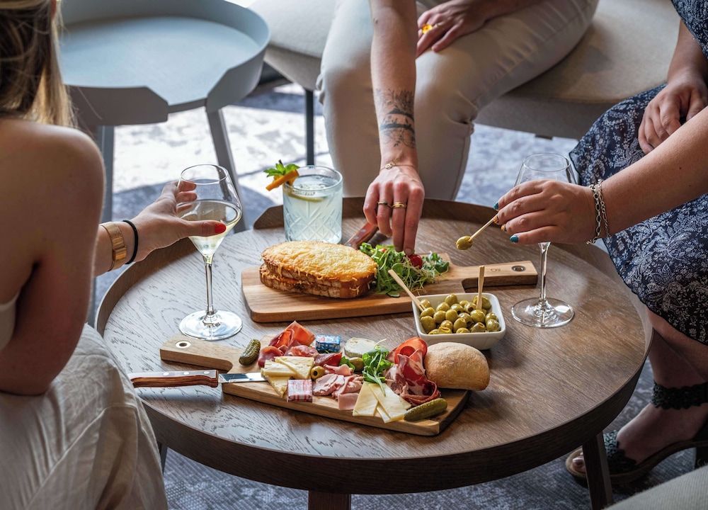 kyriad chateauroux nord aeroport