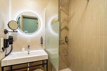 kyriad limoges ester