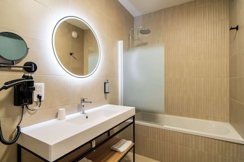 kyriad limoges ester