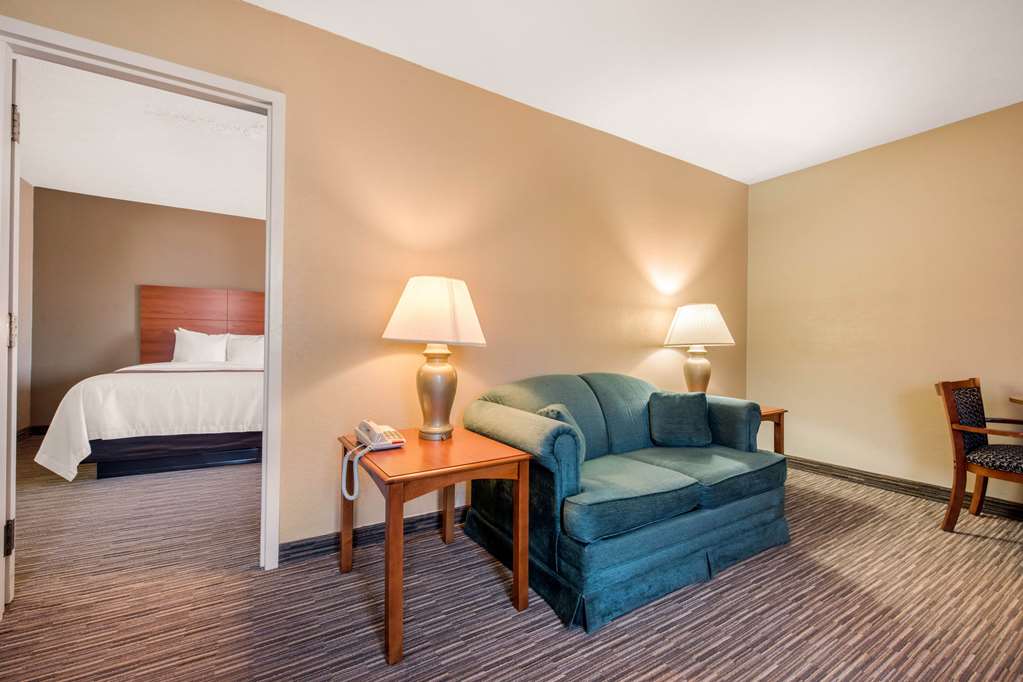 quality inn and suites new castle