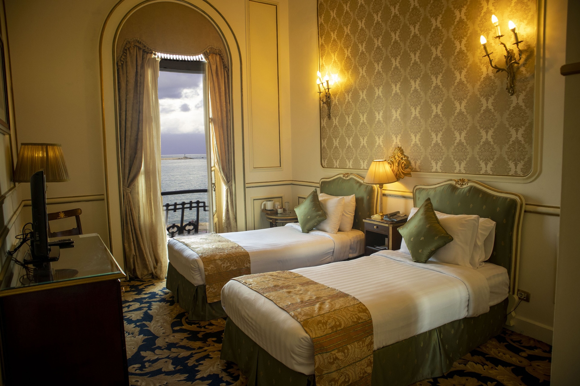 paradise inn le metropole hotel