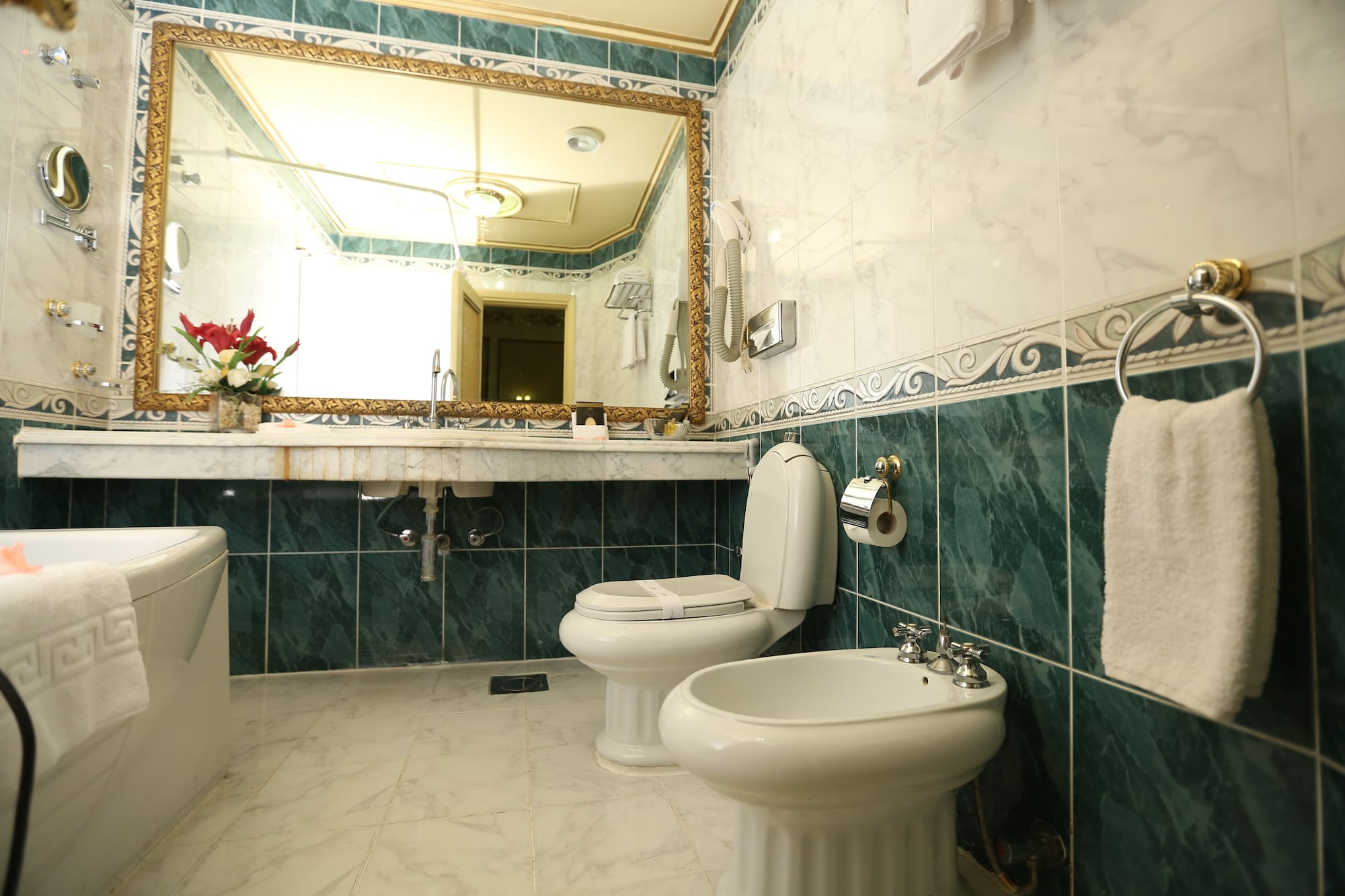 paradise inn le metropole hotel