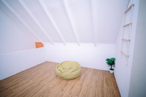 lilla rainforest retreats by swing and pillows