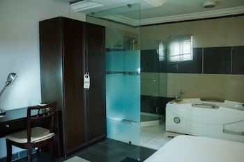 de bliss hotel and suites