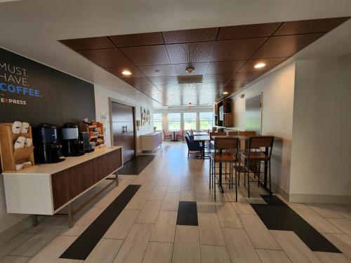holiday inn express hotel and suites rochester by ihg