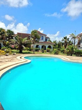 lux suites dofils creek residence nyali