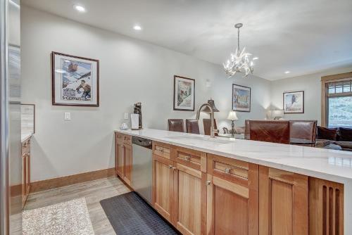 luxury 1 bedroom ski in out condo with slopeside heated pool condo