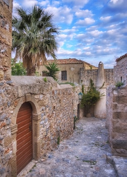 menexes suites monemvasia
