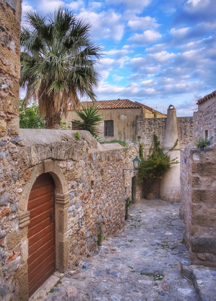 menexes suites monemvasia