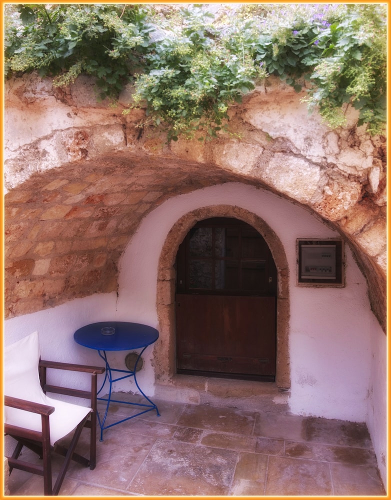 menexes suites monemvasia