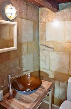 menexes suites monemvasia