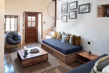 menexes suites monemvasia