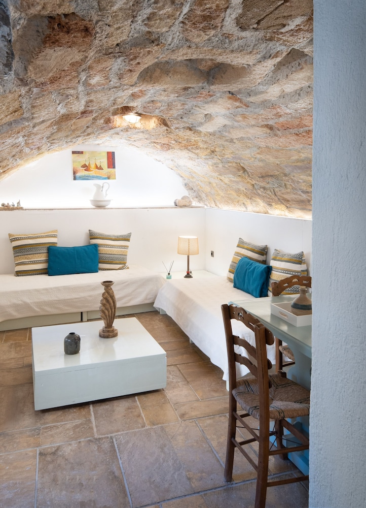 menexes suites monemvasia