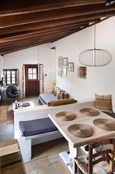 menexes suites monemvasia
