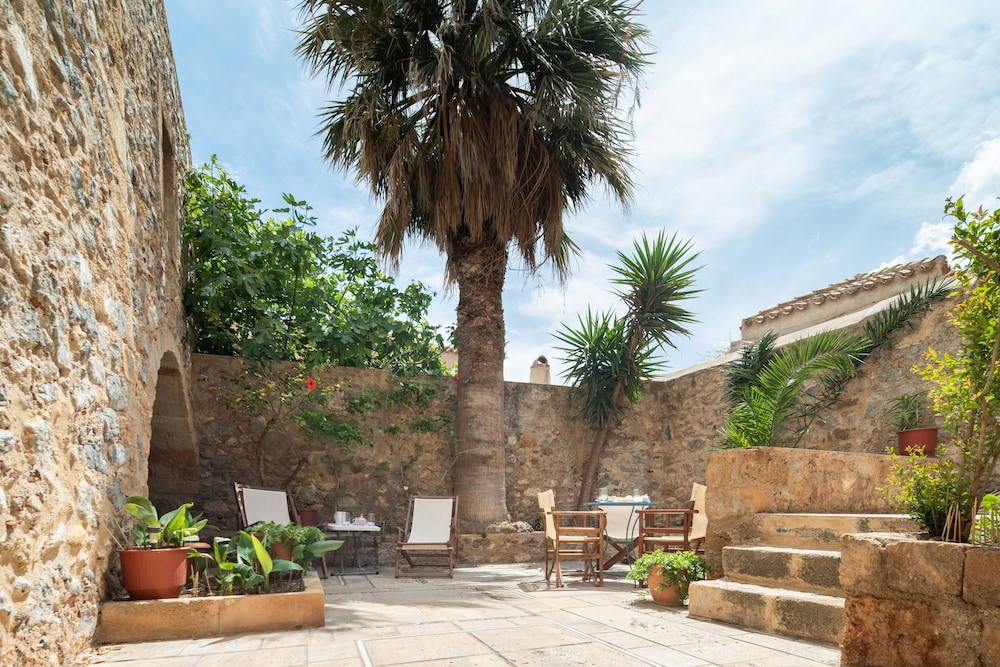 menexes suites monemvasia