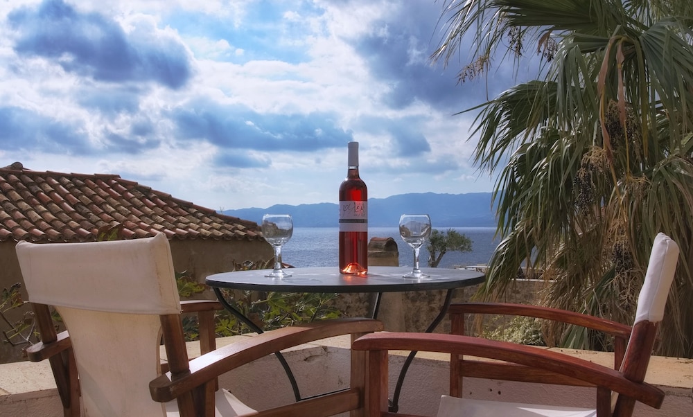 menexes suites monemvasia