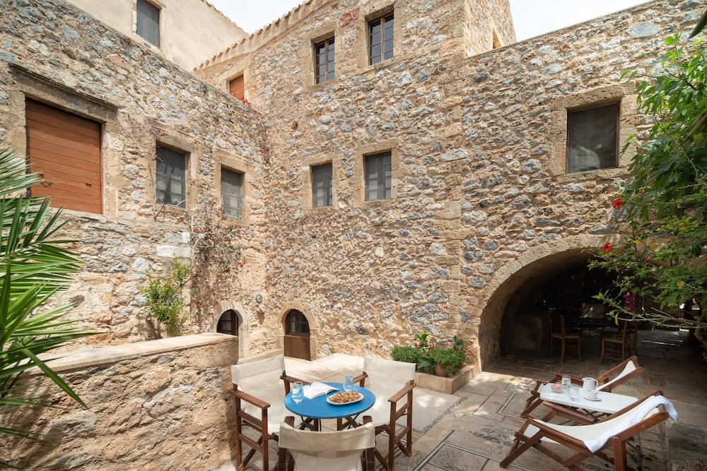 menexes suites monemvasia