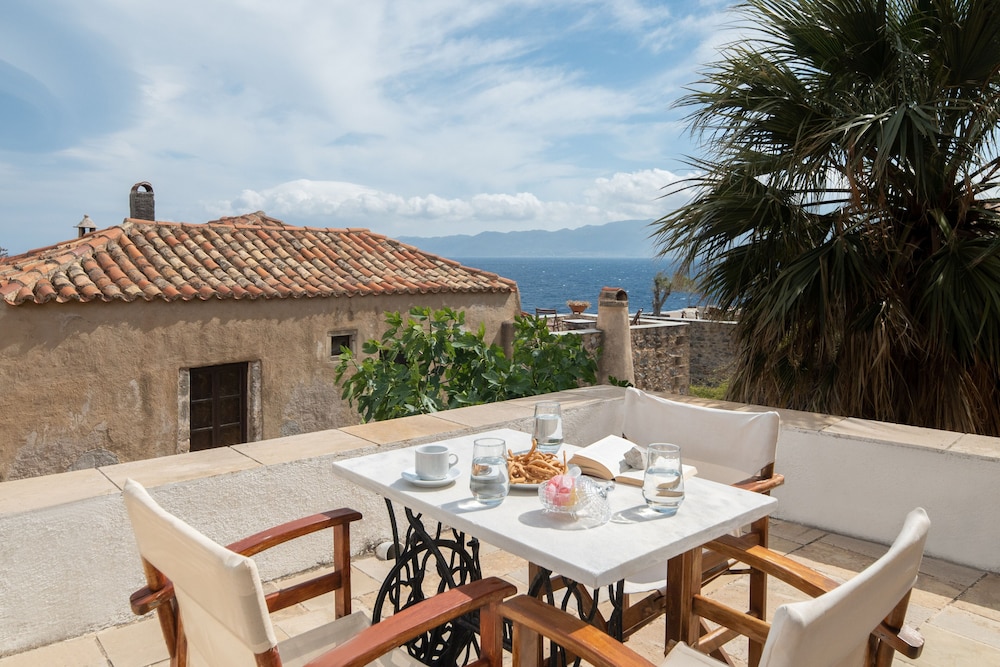 menexes suites monemvasia