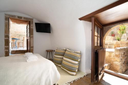 menexes suites monemvasia