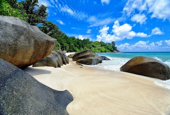 Carana Hilltop Villa,Long Island>>Glacis,3 star