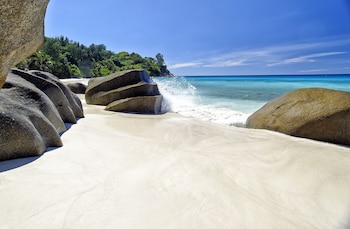 Carana Hilltop Villa,Long Island>>Glacis,3 star