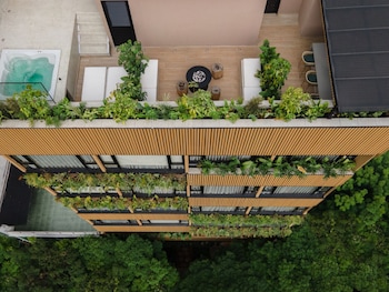 nakua stay work hotel