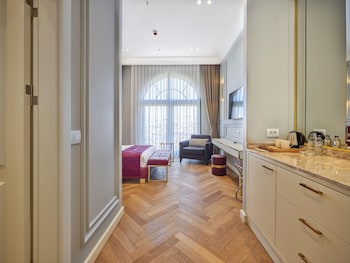 new inn hotel old town