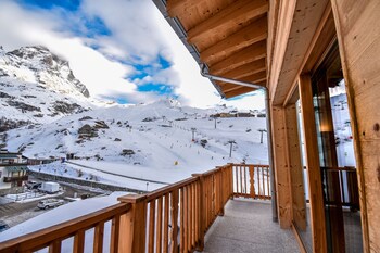 hotel excelsior planet