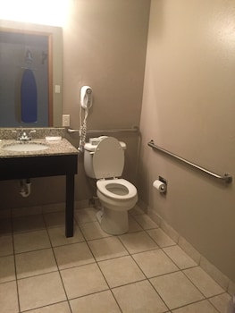 super 8 by wyndham louisville airport