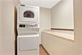 super 8 by wyndham louisville airport