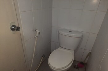 oyo 93386 apartemen grand sentraland by mira