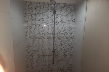 oyo 93386 apartemen grand sentraland by mira