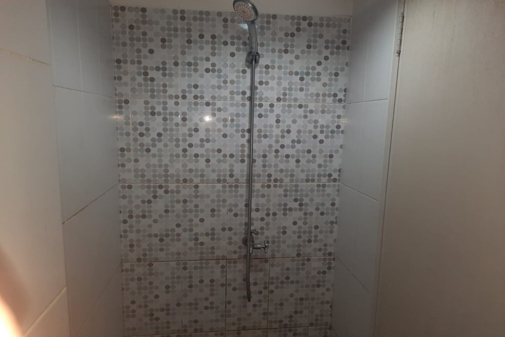 oyo 93386 apartemen grand sentraland by mira
