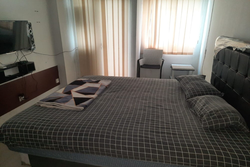 oyo 93386 apartemen grand sentraland by mira