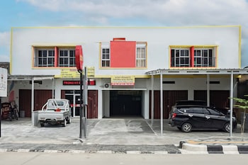 oyo 93695 guest house riharti syariah