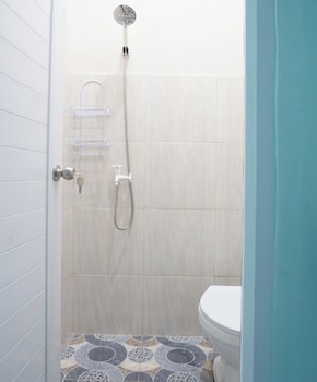 oyo 93695 guest house riharti syariah